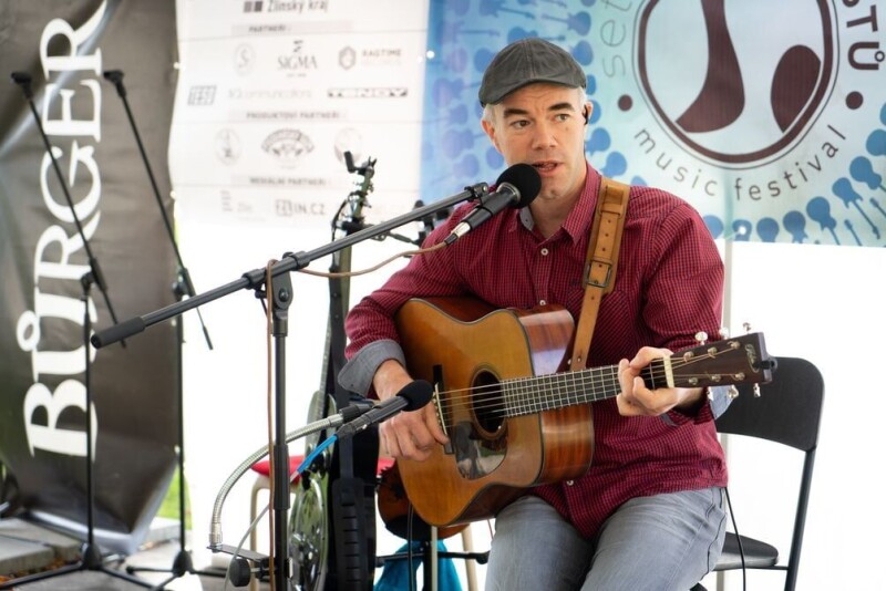 Ondra Kozák a jeho workshop o bluegrass v parku Komenského
